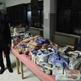 Il presidente della comunit� mauriziana Sanjaye Bahadoor accanto al tavolo colmo di alimenti da destinare alle famiglie bisognose di Bari